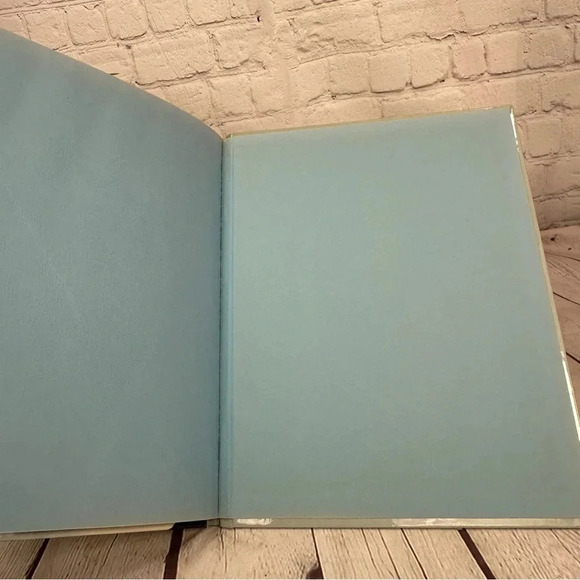 vintage penquins and polar bears animals of ice and snow children's book 1985 - Picture 6 of 7